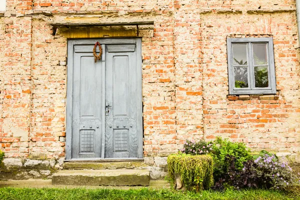 Casa com parede de tijolo velho — Fotografia de Stock