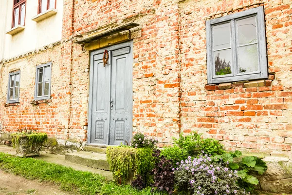 Hus med gammal tegelvägg — Stockfoto