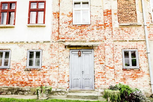 Haus mit alter Ziegelmauer — Stockfoto