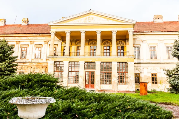 Der Haupteingang im alten Schloss — Stockfoto