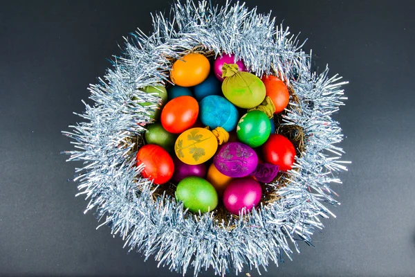 Украшенные пасхальные яйца в гнезде — стоковое фото