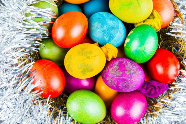 Uova di Pasqua decorate in un nido — Foto Stock