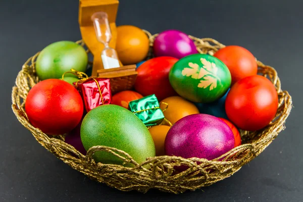 Ovos de Páscoa decorados em uma cesta tecida — Fotografia de Stock