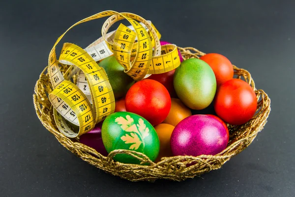 Ovos de Páscoa decorados em uma cesta tecida — Fotografia de Stock