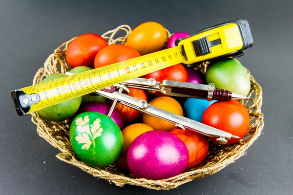 Decorated Easter eggs in a woven basket — Stock Photo, Image