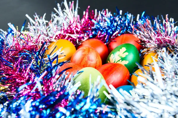 Ovos de Páscoa decorados em um ninho — Fotografia de Stock