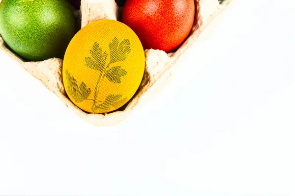 Uova decorate tradizionali in scatola di cartone — Foto Stock