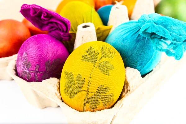 Traditionella dekorerade ägg i kartong ägg — Stockfoto