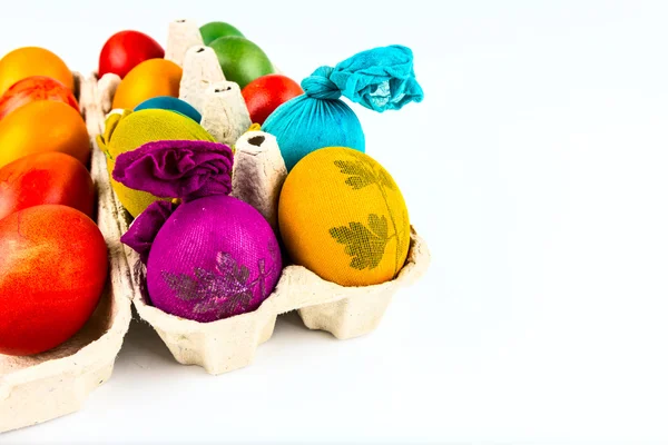 Традиционные украшенные яйца в коробке из под яиц — стоковое фото