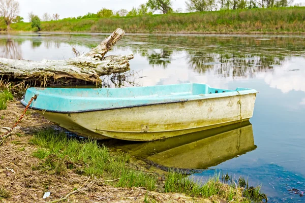 Лодка на реке — стоковое фото