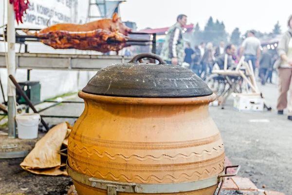 Vaření v keramické hrnce — Stock fotografie