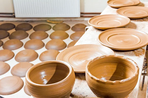 Vele aarden potten gehouden voor het drogen — Stockfoto