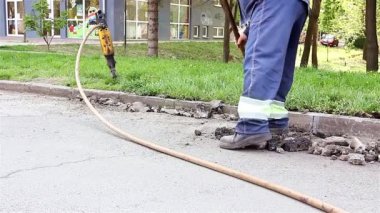 yol üzerinde çalışır