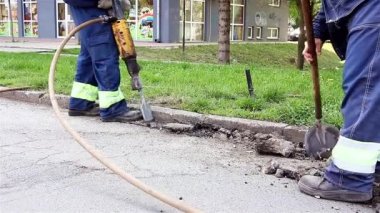 yol üzerinde çalışır