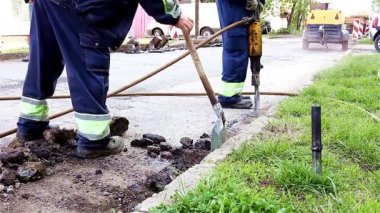 yol üzerinde çalışır