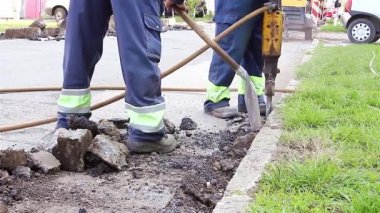 yol üzerinde çalışır