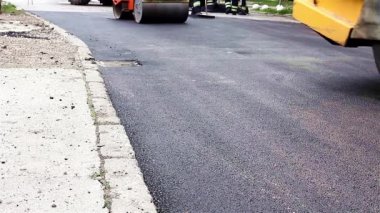 Asfalt silindir düzleştirir