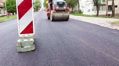 Asfalt silindir düzleştirir