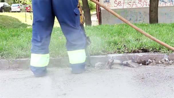 Obras de reparação de estradas com martelo pneumático — Vídeo de Stock