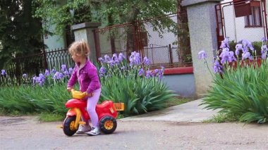 Kız onu üç tekerlekli bisiklet sürme keyfi.