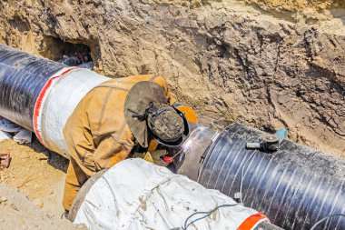 Boru hattında çalışan metalworker 