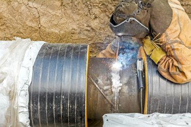 Boru hattında çalışan metalworker 