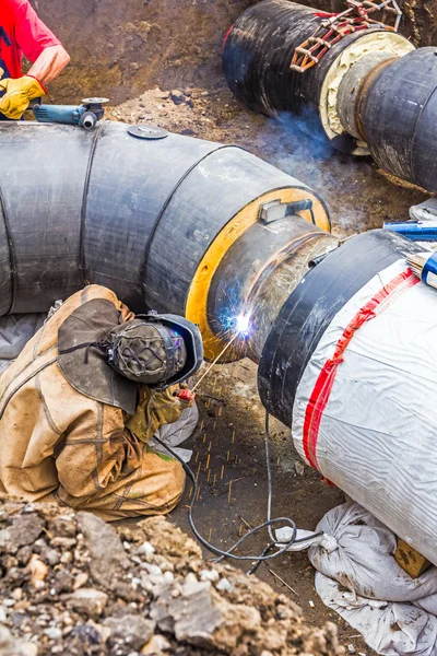 Métallurgiste travaillant sur un pipeline — Photo