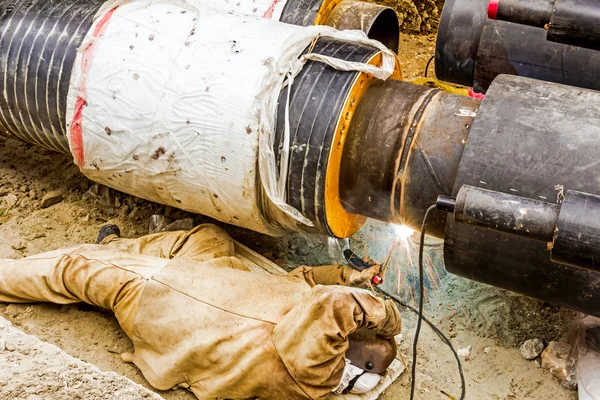 Métallurgiste travaillant sur un pipeline — Photo