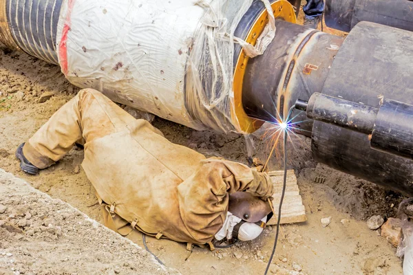 Métallurgiste travaillant sur un pipeline — Photo