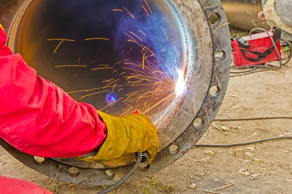 Metalworker working on a pipeline — Stock Photo, Image