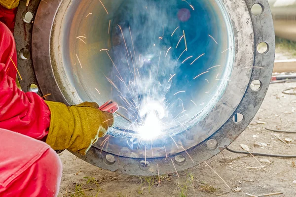 Metallarbetare arbetar på en rörledning — Stockfoto