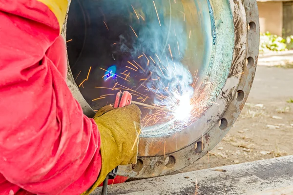 Metallarbetare arbetar på en rörledning — Stockfoto