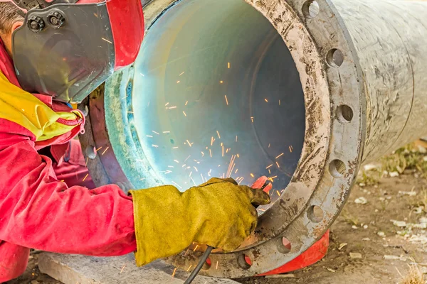 Pracovník pracující na potrubí — Stock fotografie