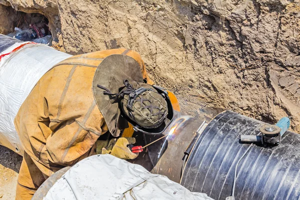 Metalworker working on a pipeline — Stock Photo, Image