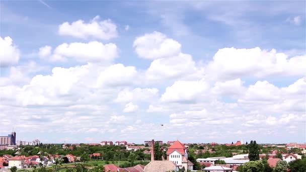 Flugzeug fliegt über der Stadt — Stockvideo