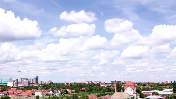 Plane fly above the city — Stock Video