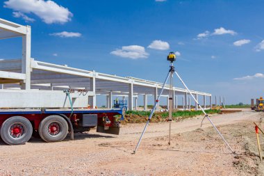Diğer aygıtları inşaat sahasına seviyelendirmek için lazerli tripoddaki toplam merkez aygıtı.