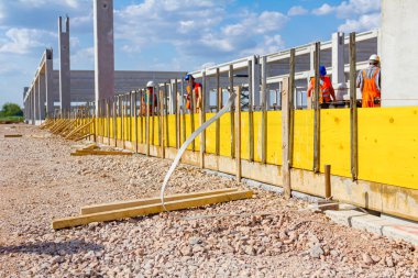 Beton dökülmesi için ahşap kalıp oluşturma hazırlığı sürüyor. 
