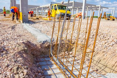 Endüstriyel bina için bükülmüş ve bağlı takviye çubuğundan yapılmış temel metal profilin bir parçası olarak inşaat yıldırım iletken sistemi altında.