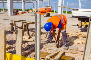 Alt sağ uzunluğu armatüre ayarlamak için zımpara taşlama makinesi kullanıyor.