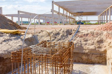 Temel metal profil bükümlü ve bağlı güçlendiren çubuk bir dikdörtgen şeklinde yapılmış.