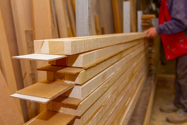 Pracownik Stolarski Zaaranżował Klejenie Profili Drewnianych Warsztacie Przygotowuje Wciśnięcia Zacisku — Zdjęcie stockowe