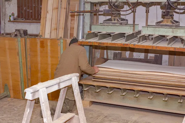 Lavoratori Falegnami Stanno Mettendo Profili Legno Spalmati Colla Nella Pressa — Foto Stock