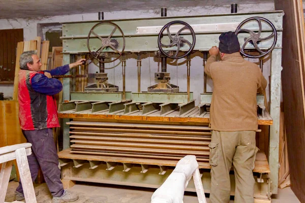 Equipo Trabajadores Están Apretando Máquina Prensa Mecanismo Giro Con Palanca — Foto de Stock