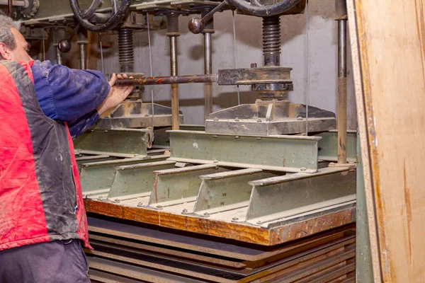 Trabajador Está Apretando Mecanismo Giro Máquina Prensa Con Palanca Metal — Foto de Stock