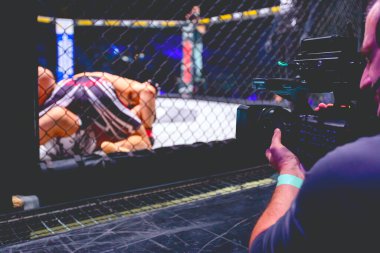 Profesyonel kameraman ve kameraman, canlı yayında MMA dövüşçüleri için kamera ile ringde kural olmadan dövüşüyor..
