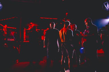 Yargıç, MMA rakibi, dövüşçü arenaya çıkmadan önceki son eleştirisini yapıyor. Sekizgen ringde, kuralsız dövüşler için..