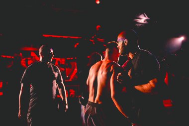 Yargıç, MMA rakibi, dövüşçü arenaya çıkmadan önceki son eleştirisini yapıyor. Sekizgen ringde, kuralsız dövüşler için..