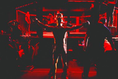 Yargıç, MMA rakibi, dövüşçü arenaya çıkmadan önceki son eleştirisini yapıyor. Sekizgen ringde, kuralsız dövüşler için..