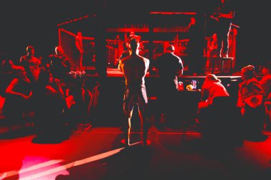 Yargıç, MMA rakibi, dövüşçü arenaya çıkmadan önceki son eleştirisini yapıyor. Sekizgen ringde, kuralsız dövüşler için..